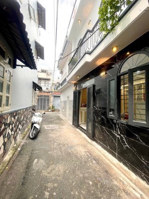 bán gấp nhà đẹp 2tỷ300 đầy đủ nt đường bùi quang là p12 gò vấp , 2pn - sổ hồng riêng