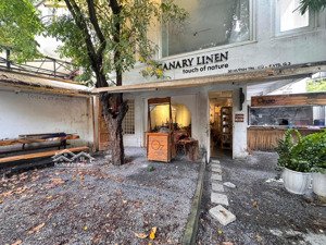 cho thuê nhà góc 2 mặt tiền, ngay hai bà trưng, quận 3. nhà thoáng có sân vườn rộng rãi.