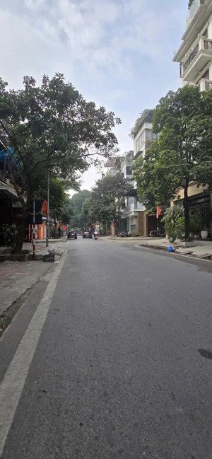 bán gấp nhà giá rẻ nhất thị trường nhỉnh 18 tỷ kđt văn khê 83m2, 5tầng, ô chờ thang máy 