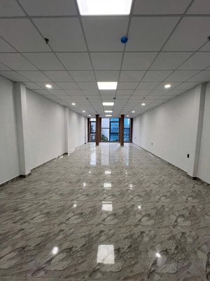 văn phòng 100m2 mới tinh cho thuê lầu 4 mặt tiền có thang máy bảo vệ