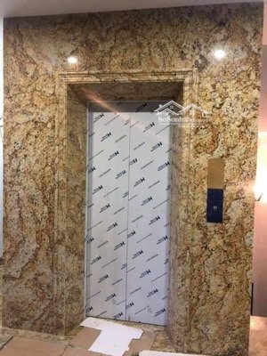 cho thuê nhà lô góc, thang máy, pccc, vỉa hè, 135m2_ 5t; nhà hàng, kd, vp, hoàng cầu, đống đa-81 tr