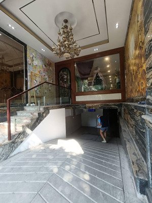 siêu phẩm mặt hồ tây . kinh doanh cho tây thuê . 2,5 ty . view hồ thoáng vĩnh viễn . 7 tầng 1 hầm