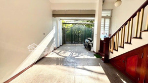 cần bán nhanh căn nhà đẹp dân xây cạnh chợ ngọc thuỵ dt 95 m2 x 5tầng x5,5m mt giá chỉ hơn 200tr /m