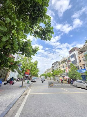 bán gấp liền kề văn phú, hà đông, trục đường 24m, 70m2, mt4.5m, chỉ 18.6 tỷ, kinh doanh sầm uất.