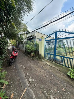 đất hẻm xe tải thông nhiều hướng khu 2/ lê lợi dt: 7.5 x 17m full thổ cư giá: 3.65 tỷ.