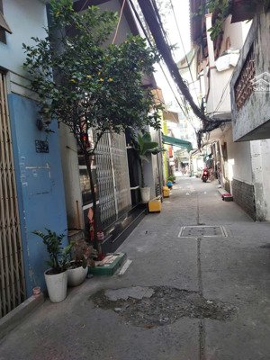 cho thuê nhà nguyên căn trong hẻm 2 pn, 2 wc, 1 bếp, 1 pk cách đường lớn phạm văn chí 12m