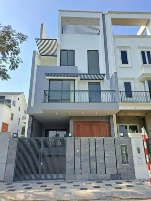 nhà cho thuê khu đảo kim cương quận 2. dt:7x18m,hầm 4 tầng, 4phòng. có thang máy, máy lạnh.giá 55tr