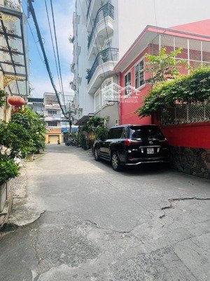 hẻm xe hơi,nhà 3 tầng btct,44m2(4x11),5pn,quốc lộ 13,p.26,tặng full nội thất,bán 8,68ty