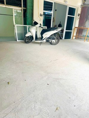 cho thuê nhà 70m2 ngõ 104 cổ nhuế rộng rãi, không chung chủ, sân để 10 xe sh thoải mái, giá 6 triệu