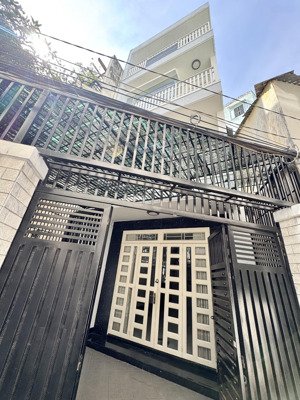 hàng hiếm nhà 4tầng (4.5x18.5m)(5pn) 15m ra hẻm oto tránh. sân trong rộng 5m - giá 9,55 tỷ