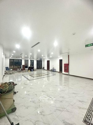 cho thuê mặt bằng thông sàn 250m2 nguyễn sơn, long biên có hầm, 2 mặt thoáng, vỉa hè rộng