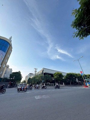 bán gấp mặt tiền đường 379 lê văn việt. giá 7.85 tỷ/100m2