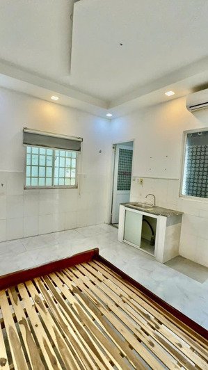 cho thuê chdv trung tâm q7 có ban công , cửa sổ thoáng mát , đầy đủ nội thất