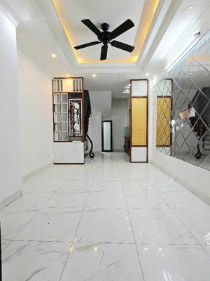bán gấp nhà ngọc trì, thạch bàn, long biên, 34m2, vài bước ra ô tô, thoáng sáng, full nội thất.