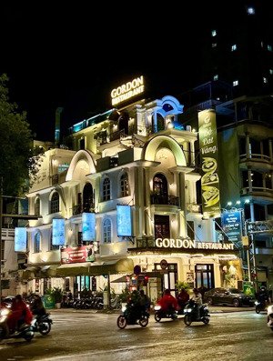 đẳng cấp ! bán toà nhà góc 2 mặt tiền võ văn kiệt quận 1. 10mx22m.5 tầng.nội thất cao cấp. 120 tỷ