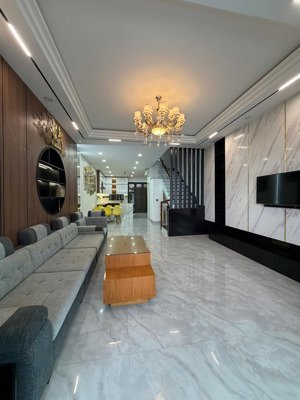 gói 8 mỹ gia, cạnh hồ bơi, hướng nam, đường to 14m, full nội thất, giá 9 tỷ(bao hết)