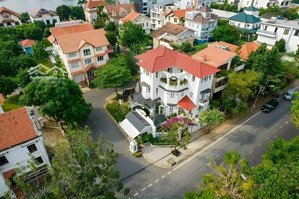 hiếm bán góc 2 mặt tiền nguyễn văn hưởng, thảo điền 1 - dt 30x17m - hầm 7 tầng - giá 245 tỷ