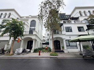 xẻ khe 105m. 1 siêu phẩm duy nhất tại dự án. vị trí đẹp. gần hồ , gần công viên. view đẹp