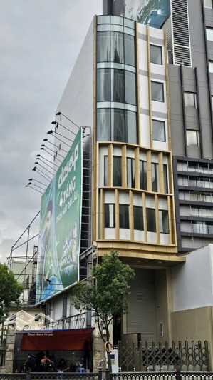 tòa nhà thương mại: 6.12m x 22.44m nở hậu 6.37m: 144.2m². kc: h 8 tầng. dtsd 844.39m²