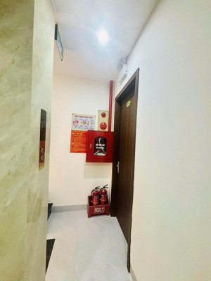 bán tòa chdv đê la thành 20m ra ôtô quay đầu, 2 thoáng, ngõ thông, 5m ra mặt ngõ kd, 70m2x8t, 17pkk