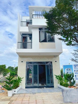 ngộp bán nhà đẹp gái rẻ trung tâm tp bến cát nhà 1 trệt 2 lầu 3pn, 3wc, nhà bếp, phòng khach....