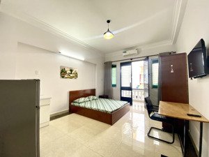 cho thuê căn hộ full nt , ban công rộng , ngay công viên lê văn tám , vòng xoay điện biên phủ