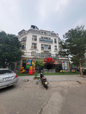 cho thuê nhà nguyễn xiển lô góc 160m2 x 3,5 tầng thông sàn, giá 43 triệu/tháng