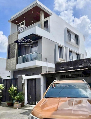 hàng vip nhà 3 tầng đẹp 5pn dt: 130.5m2 - giá chỉ 64tr/m2 - hxh thông - gần phạm văn đồng