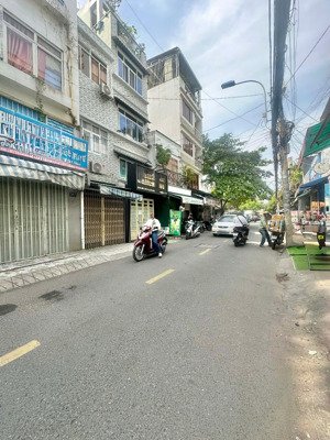 mặt tiền ngay chợ thuốc tây nguyễn giản thanh quận 10, 61m2 chỉ 10,5 tỷ- có hẻm sau 8m