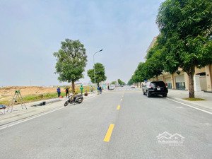 chủ nhà bán gấp liền kề 158m ocp2! đối diện là cụm chung cư, sau nhà mở cửa là công viên