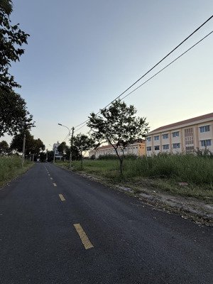 nền đẹp để ở saigon village gần cổng chính, trục đông dân, 107,8m² hướng đông