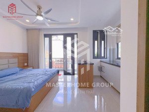 căn hộ dịch vụ 40m2 đầy đủ nội thất mới - free dọn phòng - ngay đường nguyễn cửu vân kế bên q1