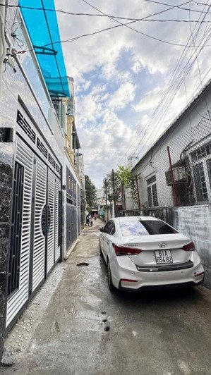 bán nhà 1 trệt 1 lầu sát chợ dĩ an 1, nội thất full 55m2 thổ cư full đường ô tô giá 3,7 tỷ