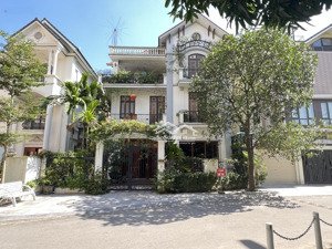 bán nhà hoàng quốc việt, cầu giấy quanh 40 tỷ 210m2 mặt tiền 12m xây 4 tầng 7 chỗ vào nhà