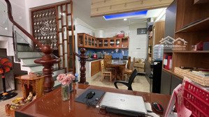 bán nhà diện tích 51m2 (5*10,5): 1 trệt 1 lững 3 lầu, xây lệt tầng gồm 5pn, 1 lững, 1 bếp, 1 khách