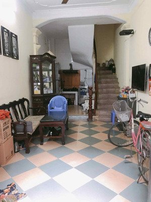 phân khúc hiếm - nhà 4 tầng - ~30m2 - ngõ 3 gác - gần trường học các cấp - an ninh tốt.