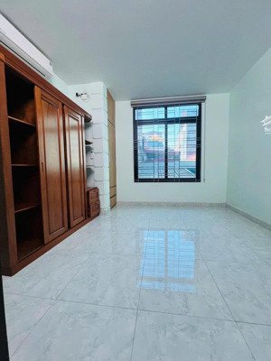 chính chủ bán nhà đường láng, hàng hiếm lô góc 32m2x6t, ngõ thông cách phố 50m giá nhỉnh 6 tỷ