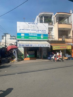 chính chủ bán gấp căn nhà góc 2 mặt tiền ở ngay chợ đệm, đang cho thuê giá 17 triệu