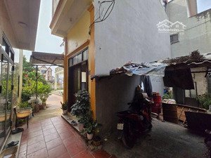 nhà lên mạc-ô tô đỗ cổng- đầy đủ nội thất- vuông đét- ở ngay- 4,95 tỷ