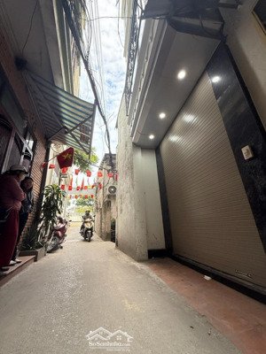 cần bán nhà phố lạc long quân . nhà mới đẹp thang máy, nội thất sang trọng st 40m 9,8 tỷ