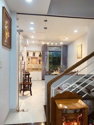 nhà mới 4 tầng 49m2, hẻm rộng rãi-oto gần cửa, gần hàng xanh giáp q. 1. chính chủ xây mới hơn 2 năm