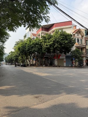 bán nhà mặt phố trạm - cổ linh - đường 12m- vỉa hè 2 bên - 65m2 -mặt tiền 6.25m - khu phân lô tdc