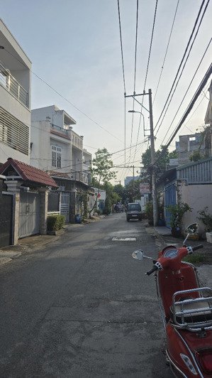 bán nhà 2 tầng mặt tiền đường 108m2, ngang 5x22, sổ vuông vứt, sân để oto rộng. hơn 8tỷ