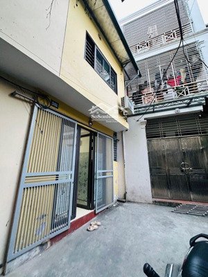 chỉ 4.1 tỷ, 36m2/sàn, 2 tầng kiên cố, 3 ngủ xe 3 gác vào nhà cách quốc lộ 5a, ngã tư thạch bàn 100m