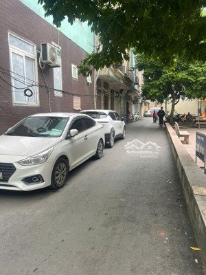 cần bán căn hộ tập thể khu ngã tư sở - giá nhỉnh hơn 2,7 tỷ. 40m2. 50m ra mặt đường nguyễn trãi