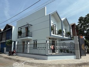 căn góc 2 mặt tiền đẹp mê ly có sân vườn chill chill . shr hoàn công!! hướng tây nam !!!