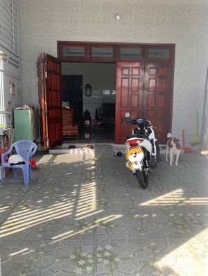 bán nhà ngay trung tâm long hải. gần trường học, nhà hàng, quán ăn.sát bên dt994