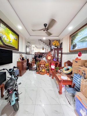 đường xe hơi 6m - nhà đúc 3 tầng - cạnh tênlửa aeon - dt: 4x13 (52m2), chỉ 5,x ty + vị trí: kh