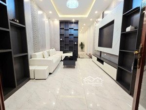 nhà đẹp hồng tiến. mấy bước chân ra phố. gần ngọc lâm khu ẩm thực