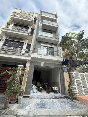 mấy chục mét ra mặt phố ngọc thuỵ. ngõ thông ô tô tránh nhau. kinh doanh đỉnh